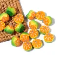 Perline di frutta in acrilico arancia limone mezzo sbucciato ciondoli per bracciale collana fai da te. - Arance a metà sbucciate con buccia verde / Confezione da 10