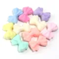 Gros plan de perles nœud floconneuses colorées, accessoires de bijoux DIY en acrylique. - Nœud / Paquet de 10 Pièces