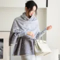 Primer plano detalle de elegante bufanda chal motivo floral otono invierno tacto cachemira. - Sombra de bambú gris azulado