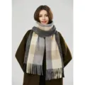 Écharpe d'hiver douillette à carreaux mohair avec franges, accessoire chaud élégant pour femmes. - Kaki