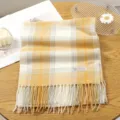 Bufanda de cuadros amarillos y blancos con flecos, tacto cachemira para invierno. - 21