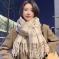 Bufanda de borlas a cuadros estilo preppy para mujer, chal cálido de imitación de cachemira. - Gris Beige