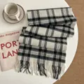 Detalle de bufanda de lana a cuadros en blanco y negro, pañuelo de invierno acogedor con flecos. - Cuadros gris beige - Lana