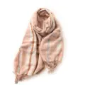 Roze geruite winter sjaal met franjes, zachte en warme stijlvolle accessoire voor dames. - Roze Geruit