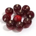 Primo piano di ciondoli ciliegia mela in acrilico rosso lucido con anello dorato fai da te. - 10 Pezzi/Confezione (Diametro 20mm) / Rosso scuro