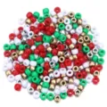 Vue detaillee de diverses perles en acrylique colorees en rouge, vert, blanc et or pour loisirs. - 200pcs/Paquet / Couleurs de Noël or et argent