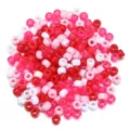 Gros plan détail de perles tonneau en acrylique rouge rose et blanc pour bijoux artisanaux DIY. - 200pcs/Paquet / Palette de la Saint-Valentin rose