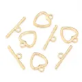 Close-up detailweergave van gouden hart toggle OT sluitingen voor DIY handgemaakte sieraden. - Gegraveerde Hart Knebelversluiting / 1 set / Goud