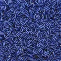 Primo piano dettagliato di perline tubolari in vetro blu brillante, ideali per gioielli fai da te. - Blu zaffiro