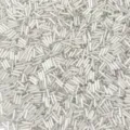Primo piano di perline tubolari in vetro argentato, perle sfuse per bigiotteria fai da te. - Argento