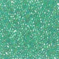 Gros plan détail de petites perles de verre iridescentes vertes pour le remplissage de résine. - Vert