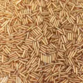 Primo piano dettagliato di perline tubolari in vetro dorato lucido, perfette per la creazione DIY. - Oro