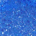 Vue détaillée de perles rondes en verre aurore transparentes sans trou pour remplissage résine. - Bleu