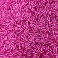 Dettaglio di perline tubolari rosa da 6 mm, perfette per la creazione di gioielli. - Rosso rosa