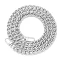 Gedetailleerde close-up van een glanzende zilveren metalen tas ketting met karabijnhaak. - Gladde 3.0 gedraaide ketting in zilver