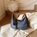 Borsa a spalla hobo in denim retro da donna, elegante borsa a tracolla casual in pelle marrone - con portachiavi / Blu
