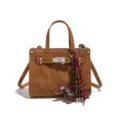 Sac bandoulière marron effet suède avec charm chien, fourre-tout élégant pour travail. - Avec Pendentif / Marron