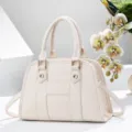 Sac à main coquillage grain litchi beige, élégant cabas de navetteur avec quincaillerie métal. - Blanc