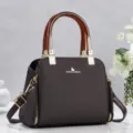 Sac à bandoulière texturé marron foncé avec poignées en résine ambre et détails dorés. - Café