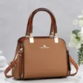 Sac à main tissé marron classique avec poignée en résine, quincaillerie dorée et style élégant. - Jaune Terre