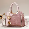 Rosa farbblockierte mehrschichtige Handtasche mit Blumenanhänger, elegante Umhängetasche. - Länge 24 Breite 12 Höhe 19 Griff 12cm / Rosa