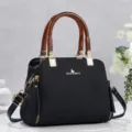 Élégant sac à main texturé noir avec poignée ambrée et quincaillerie dorée pour femmes chic. - Noir