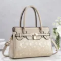 Elegante beige Tote-Bag mit Schloss-Detail, Digitaldruck-Design und stabilen Griffen. - Khaki