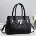 Minimalistische schwarze Ledertasche mit digitalem Druck, Metallschloss und Henkeln. - Schwarz