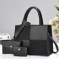 Detailansicht des schwarzen Patchwork Damenhandtaschen-Sets mit eleganter Tasche und Geldbörsen. - Schwarz