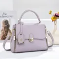 Élégant sac à rabat lavande en grain litchi avec quincaillerie dorée chic pour femmes. - L 24 l 12 H 18 Anse 9 cm / Violet