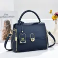 Vue rapprochée du sac à main bleu foncé grainé avec superbes détails métalliques et design à rabat. - L 24 l 12 H 18 Anse 9 cm / Bleu