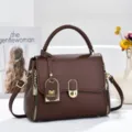 Sac à main bandoulière marron en cuir grainé avec quincaillerie dorée élégante et serrure chic - L 24 l 12 H 18 Anse 9 cm / Café