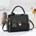 Détail de sac à main classique en cuir noir, élégant sac à rabat avec de beaux détails dorés. - L 24 l 12 H 18 Anse 9 cm / Noir