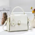 Detail de sac a main a rabat en cuir texture litchi blanc, serrure dore elegante, sac femme chic. - L 24 l 12 H 18 Anse 9 cm / Blanc