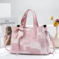 Rosa modische Damentragetasche für Pendler, schicke Handtasche mit stilvollem Seidenschal. - L29 B12 H21 CM / Rosa