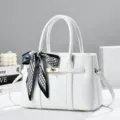 Elegante weiße Damenhandtasche mit schickem Schal und Metallverschluss für den Alltag. - Gebrochenes Weiß