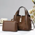 Detailansicht des braunen Handtaschensets, elegante Schultertasche mit Metallverschluss. - Kaffeebraun