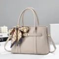 Elegante Damenhandtasche mit Seidentuch-Detail, hochwertige Henkeltasche für den Alltag. - Aprikose