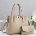 Gedetailleerd overzicht van stijlvolle beige lederen handtas met bijpassend tasje en zilver. - Khaki
