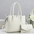 Elegante weiße Damentasche aus genarbtem Leder mit praktischen Griffen, Gurt und kleiner Tasche. - Weiß
