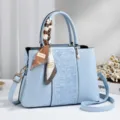 Hellblaue PU Leder Handtasche mit geprägtem Vintage Muster, elegantem Griff und modischem Tuch. - 27.5x11x19cm / Blau