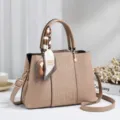 Elegante beigefarbene Damentasche mit Prägemuster und Seidenschal, ideal für den täglichen Gebrauch. - 27.5x11x19cm / Khaki