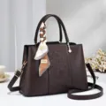 Retro gepraegte Handtasche fuer Damen, elegante Pendler Umhaengetasche mit modischem Schal - 27.5x11x19cm / Kaffeebraun