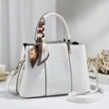Sac à main blanc embossé avec écharpe, sac cabas rétro classique élégant pour femmes actives. - 27.5x11x19cm / Blanc Cassé