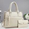 Elegante weiße Damentasche mit strukturiertem Leder, Henkel und passender Clutch. - L30xB12xH24cm / Gebrochenes Weiß
