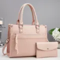 Detailansicht der stylischen rosa Handtasche mit Webmuster und passender kleine Tasche. - L30xB12xH24cm / Rosa