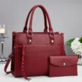 Rote Damen Handtasche Detailansicht, stilvolle elegante Umhängetasche mit kleiner Tasche. - L30xB12xH24cm / Rot