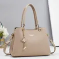 Modische elegante Damen Umhängetasche in großer Kapazität mit Perlenanhänger und PU-Leder. - 28x13x20cm / Hellbeige
