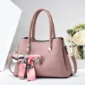 Rosa Kunstleder Handtasche mit Henkeln, abnehmbarem Schultergurt und niedlichem Seidenschal-Detail. - L 28 x B 13 x H 19 cm / Rosa