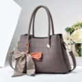Elegante graue Damen Handtasche mit Krokodilmuster und schickem Seidentuch, viel Platz. - L 28 x B 13 x H 19 cm / Lila